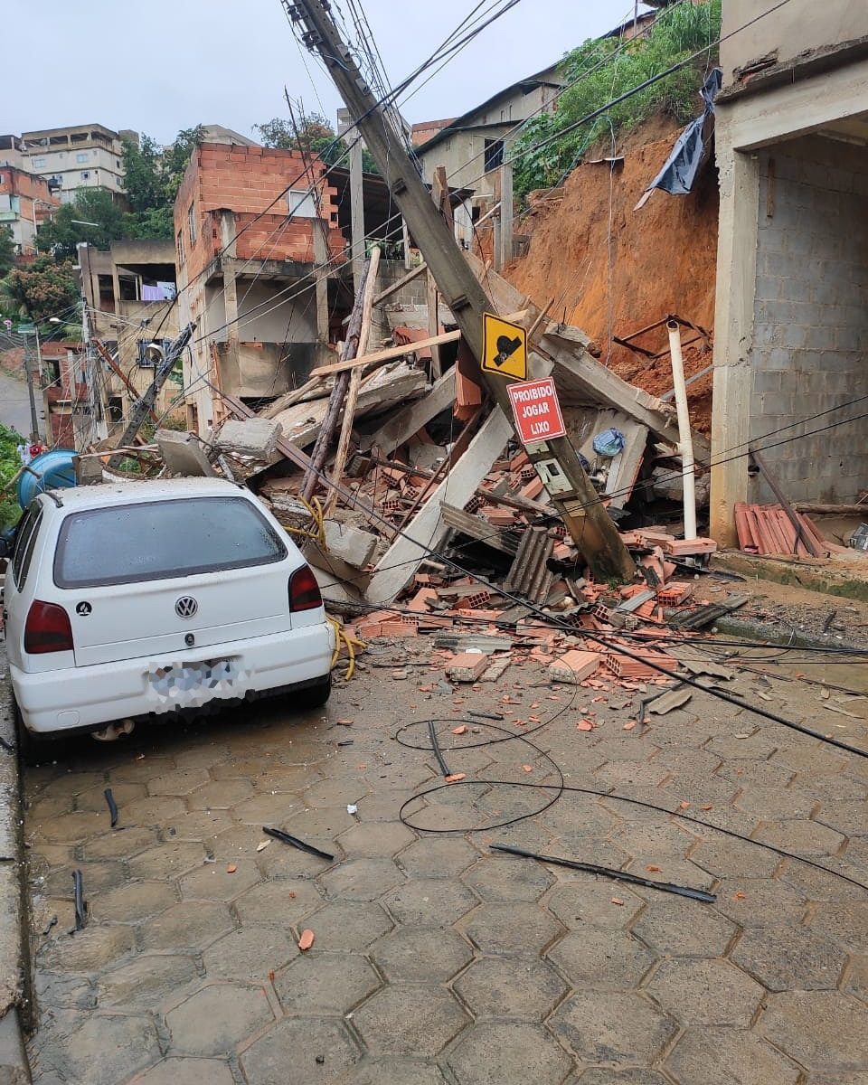 Casa desabou e atingiu até poste (Foto: Divulgação/ PMES)