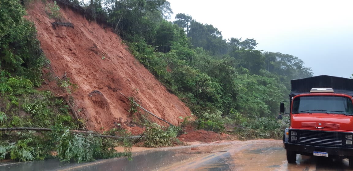 A pista ficou totalmente interditada devido a queda de barreiras e árvores na BR 101 (Foto: Divulgação/PRF)