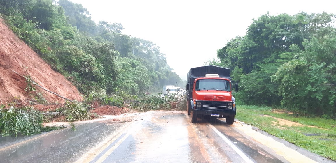 A pista ficou totalmente interditada, na altura do quilômetro 434 (Foto: Divulgação/PRF)