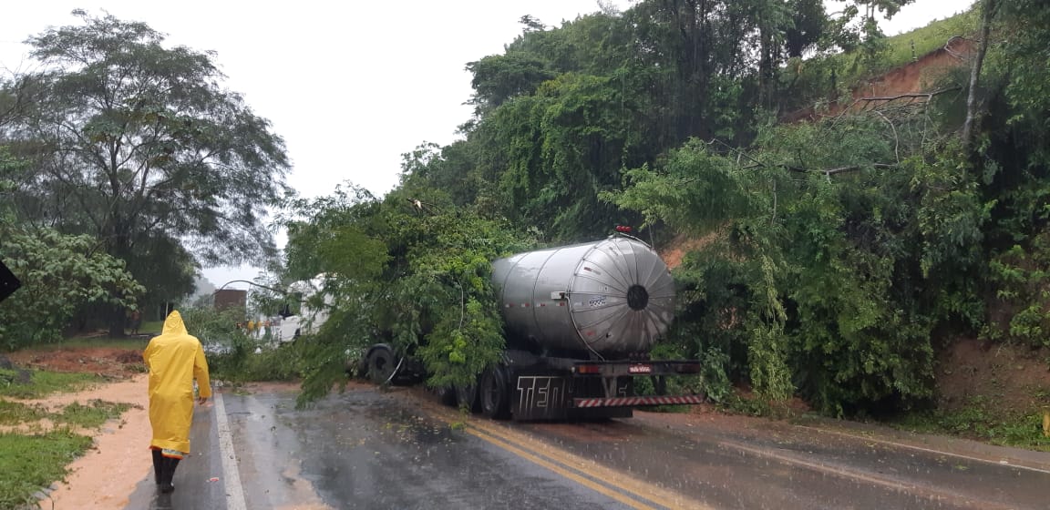 A pista ficou totalmente interditada devido a queda de barreiras e árvores na BR 101. Chove muito no local (Foto: Divulgação/PRF)
