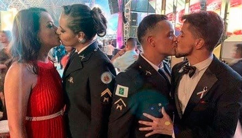Policiais beijaram os seus parceiros após a formatura (Foto: Reprodução / Facebook)