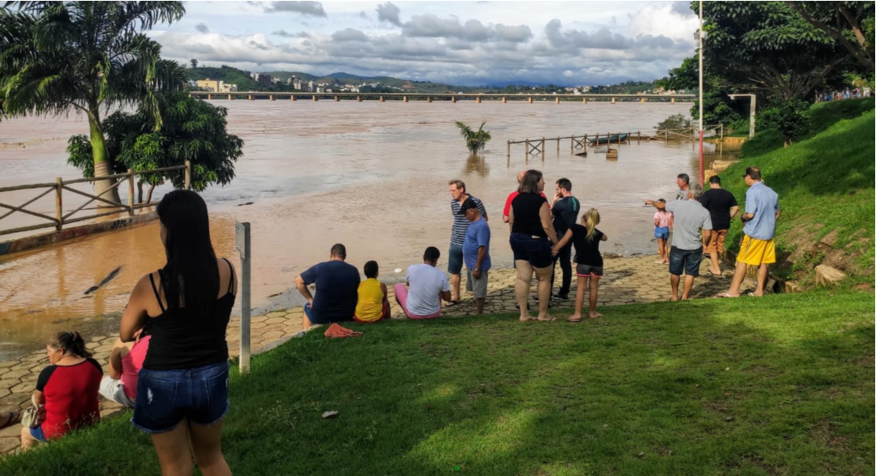 Moradores observam área inundada pelo Rio Doce, em Colatina (Foto: Divulgação / PMES)