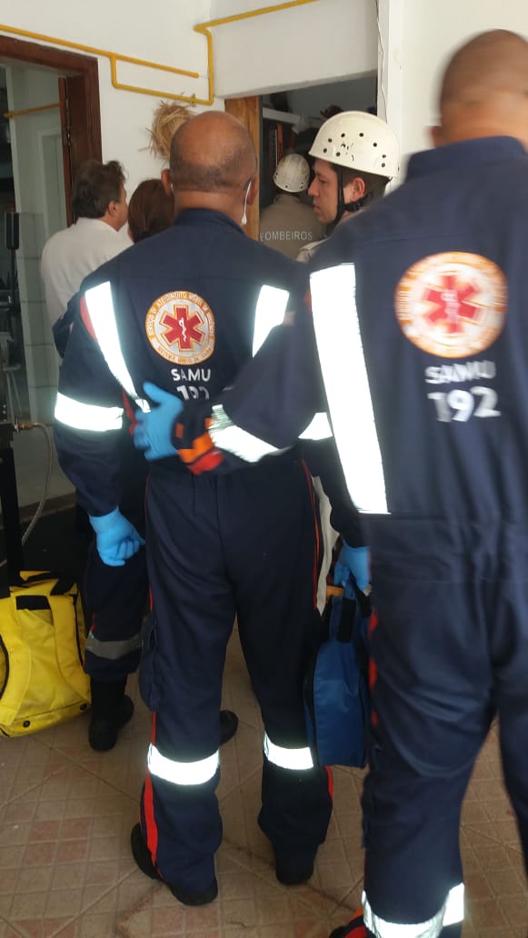 Bombeiros e equipe do Samu na casa do empresário (Foto: Divulgação)