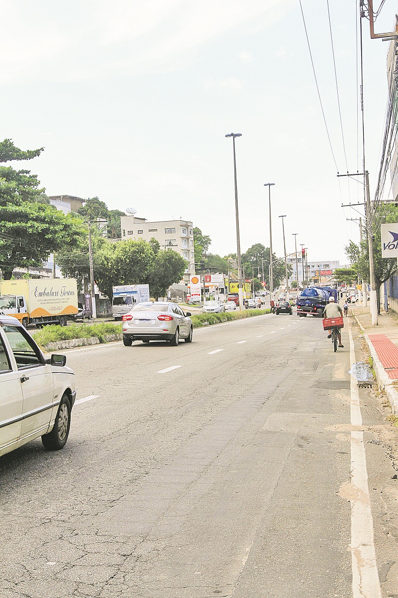 Trecho da avenida Carlos Lindenberg, que está afundando, em Cobilândia (Foto: Dayana Souza)