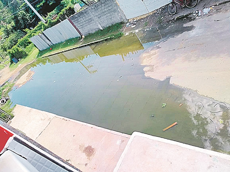 Rua Dr. Dório Silva, no bairro Vila Guaranhuns, em Vila Velha, fica com água acumulada em frente às residências (Foto: Uciney Lima de Almeida)
