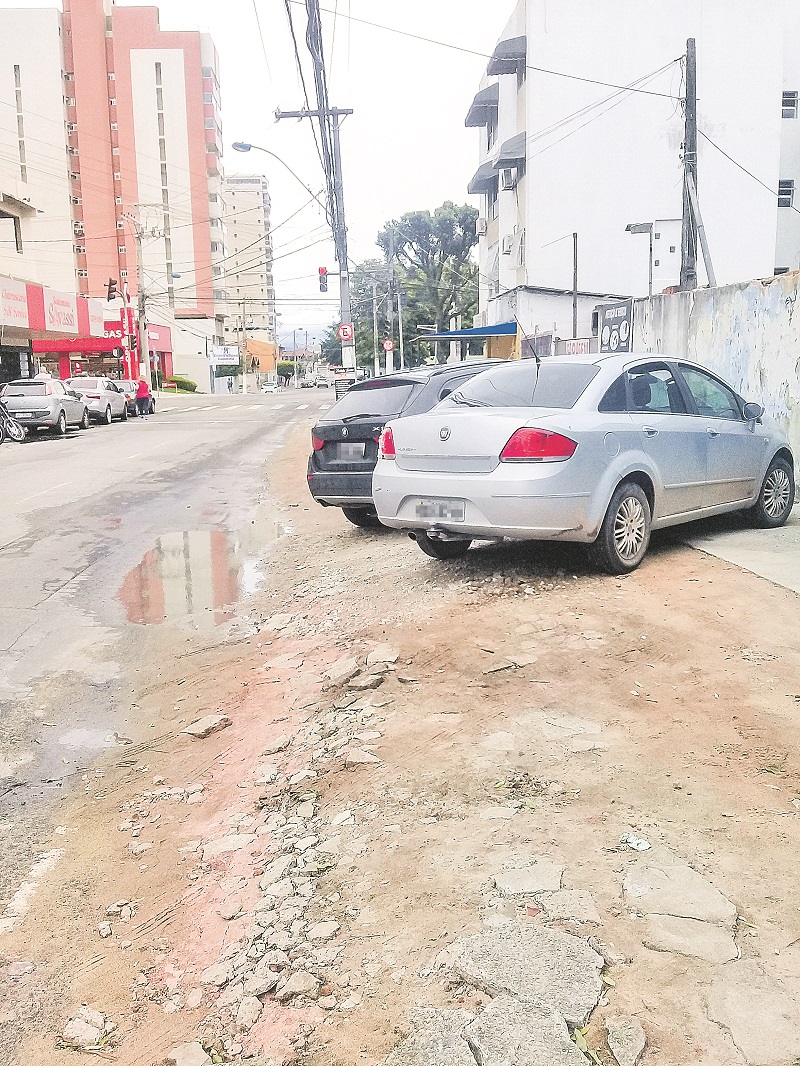 Veículos estacionam todos os dias em calçada de Itaparica, em Vila Velha (Foto: Washington Oliveira)