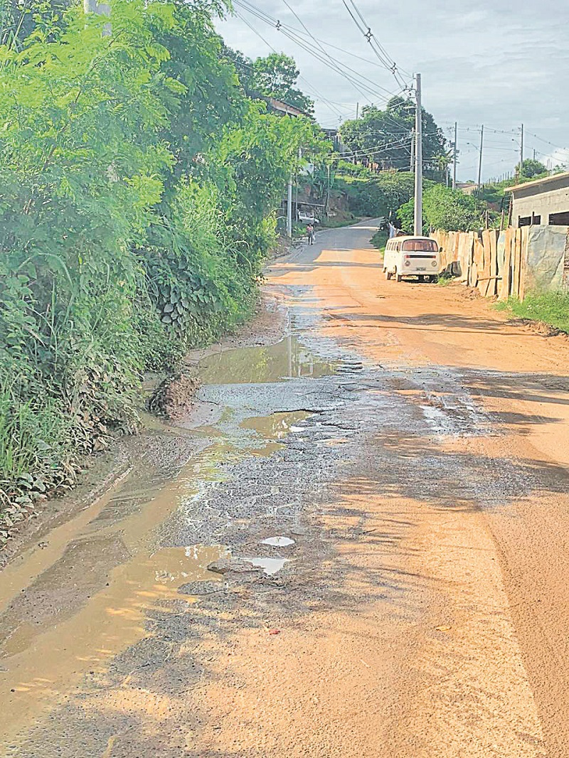 Rua Nossa Senhora da Penha, em Flexal II, Cariacica, está cheia de buracos (Foto: José Lemos Batista)