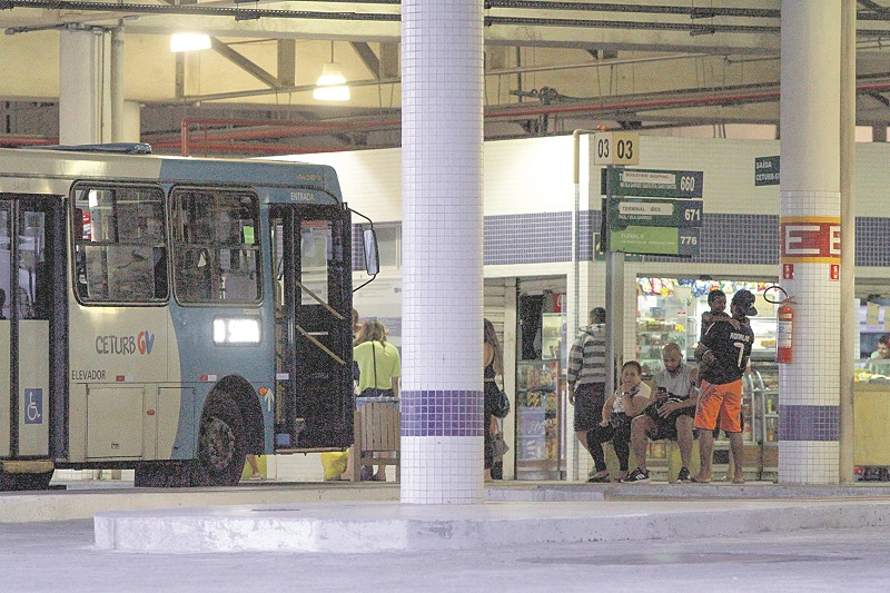 Nas plataformas do Terminal de São Torquato, ônibus das linhas 660 e 671 só abrem as portas antes da saída (Foto: Thiago coutinho/AT)