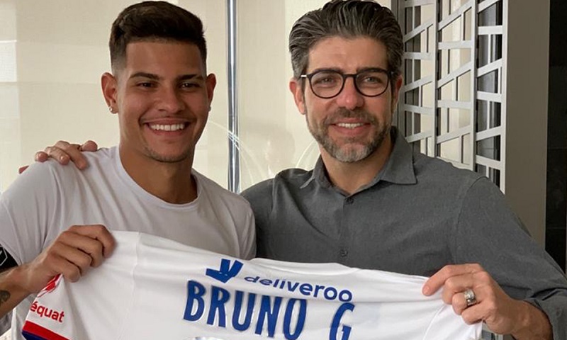 Bruno Guimarães e Juninho Pernambucano, dirigente do Lyon (Foto: Divulgação/Lyon)