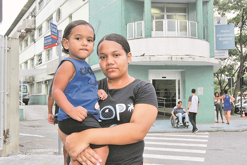 A dona de casa Sâmela Wagner Souza e o filho Hendrick (Foto: Leone Iglesias/ AT)