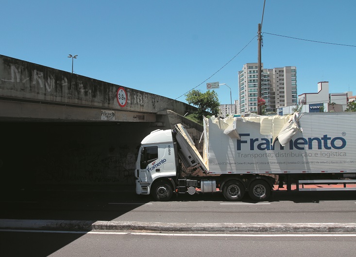 Caminhão colidiu com o viaduto em Vitória (Foto: Beto Morais/AT)