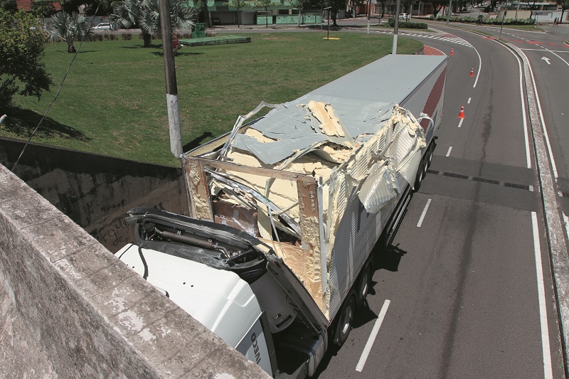 Caminhão bate em viaduto em Vitória (Foto: Beto Morais/AT)