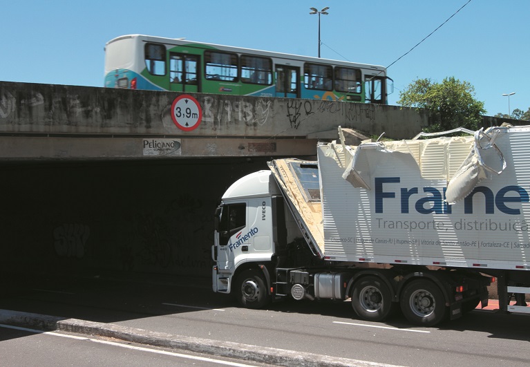 Viaduto mede 3,9 metros de altura (Foto: Beto Morais/AT)