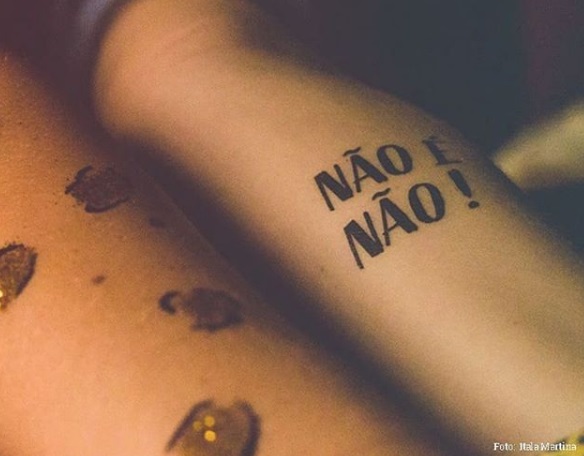 O coletivo é uma forma de unir e conectar cada vez mais mulheres por todo o Brasil. A ideia é distribuir as tatuagens temporárias sempre de forma gratuita, para que possamos atingir o máximo de mulheres possível. (Foto: Divulgação/Instagram/@naoenao_)