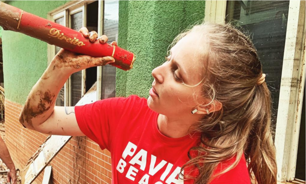 Carla mostra canudo após os estragos causados pela chuva (Foto: Acervo Pessoal)