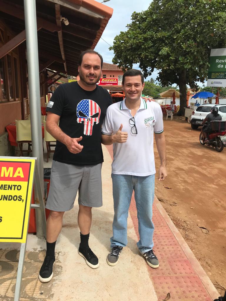 Carlos Bolsonaro tirou uma foto com Léo em sua passagem por Guarapari (Foto: Acervo Pessoal)