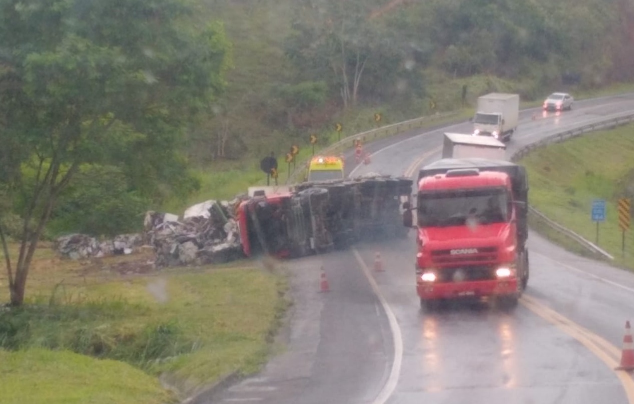 Acidente aconteceu no quilômetro 184 (Foto: Enviado por WhatsApp)