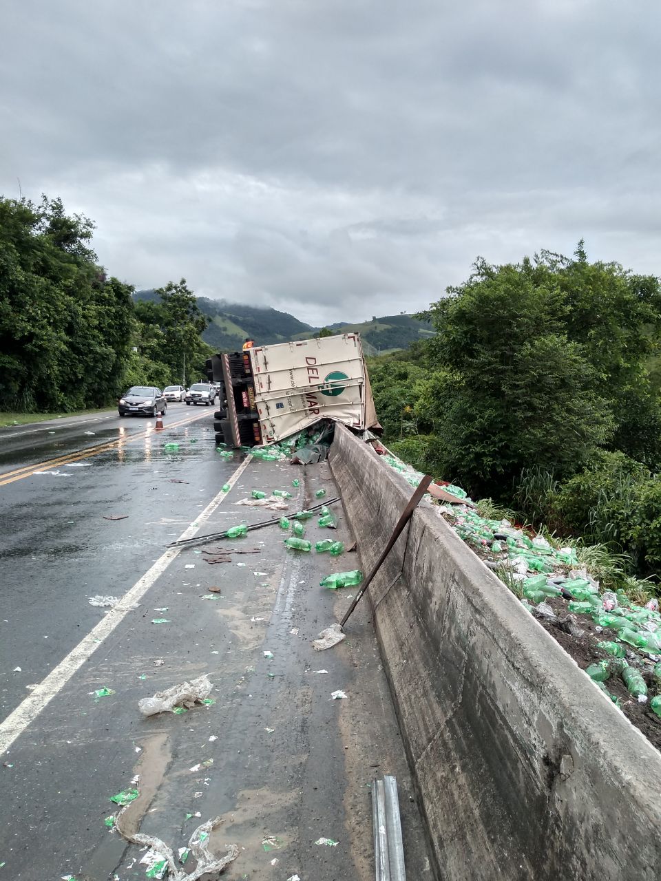 Acidente foi no quilômetro 387, em Rio Novo do Sul (Foto: Divulgação/ PRF)