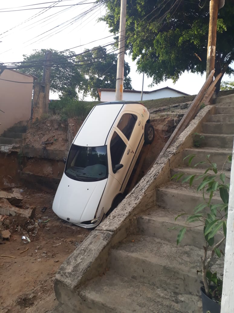 Os dois ocupantes do veículo se feriram levemente (Foto: Neide Schmoor)