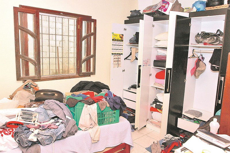 Bandidos reviraram residência na Serra: até perfumes foram levados (Foto: Fábio Nunes/AT)