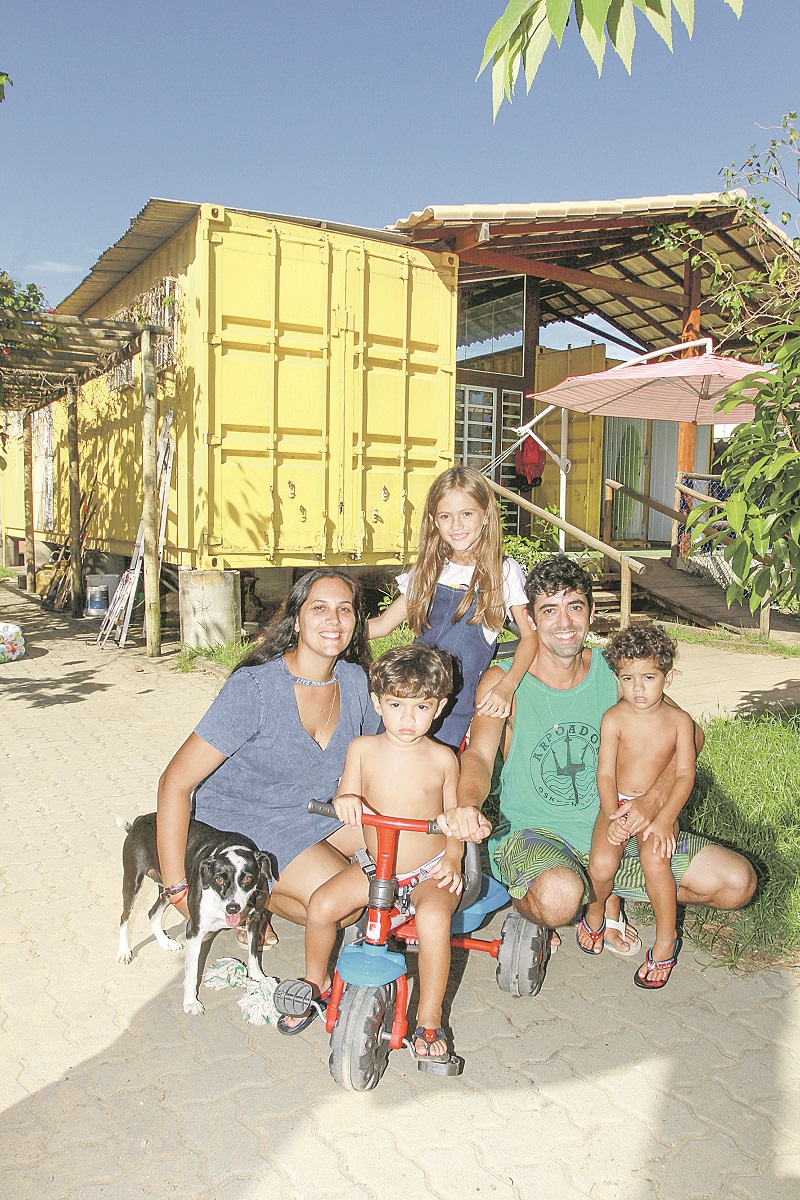 O casal Yenney e Yuri com os filhos na residência feita de dois contêineres (Foto: Leone Iglesias/AT)