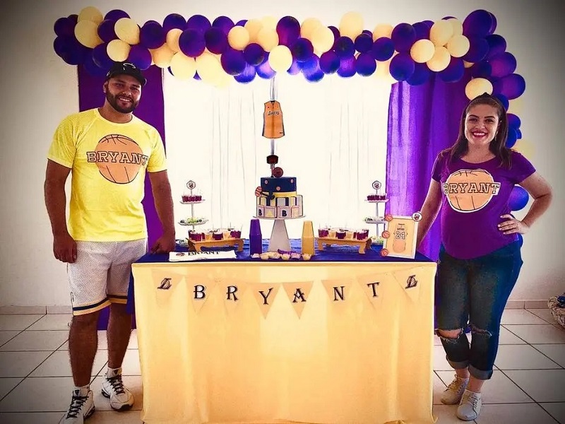 Casal usou camisa com nome escolhido para o filho: Bryant. (Foto: Acervo da família)