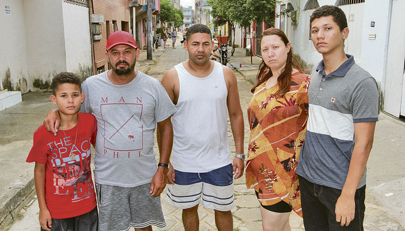 Renato, Reginaldo, Elcio, Lilian e Marcelo moram na mesma rua do bairro Conquista e tiveram chikungunya (Foto: Leone Iglesias / AT)