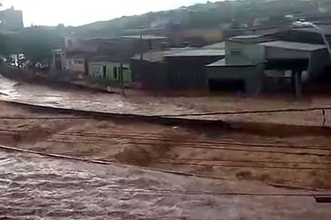 Alagamento na avenida Tereza Cristina, em Belo Horizonte (Foto: Reprodução/ TV Brasil)