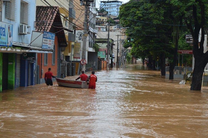 Ruas alagadas em Cachoeiro no último fim de semana (Foto: Alessandro de Paula)