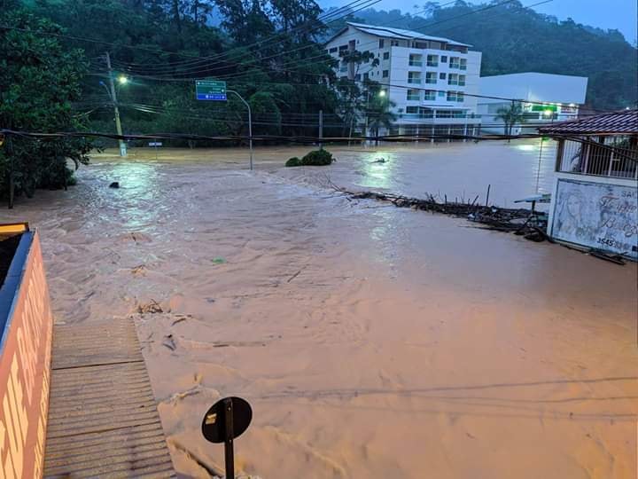 Ruas alagadas em Iúna, em janeiro. (Foto: Alcino Junior (Facebook))
