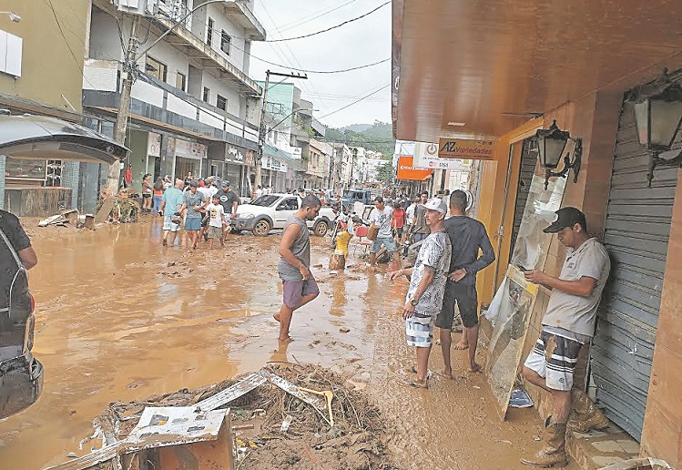 Após a chuva, moradores observam destruição e rua tomada pela lama em Iconha (Foto: Alexandre Damazio/AT)