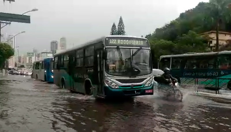 Motoristas enfrentam ruas alagadas em toda Grande Vitória (Foto: Beto Morais/AT)