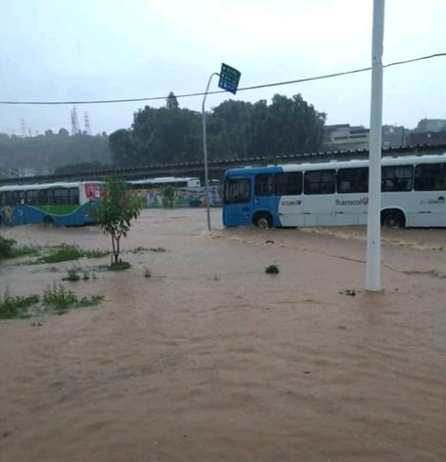 Alagamento em frente ao Terminal de Campo Grande (Foto: Luan Andrade)