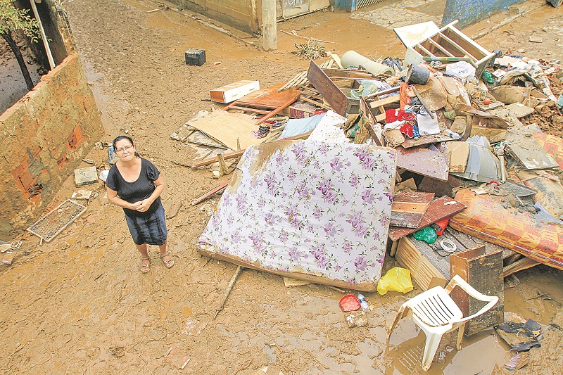 "Esse monte de entulho que está aqui em frente a nossa casa é parte do que perdemos”, disse aposentada (Foto: Dayana Souza/ AT)
