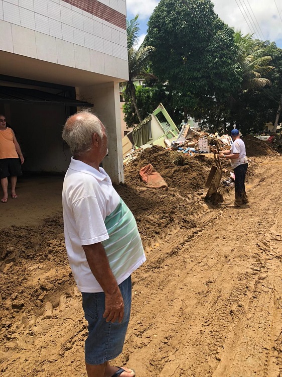 O vendedor Clóvis Dias observa o que sobrou de sua casa (Foto: Filipe Chicarino/AT)
