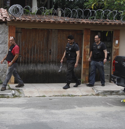 Policiais do DHPP deixam a casa da vítima, no bairro Ataíde, em Vila Velha, com provas da cena do crime (Foto: Thiago Coutinho/ AT/ 02/01/2020)