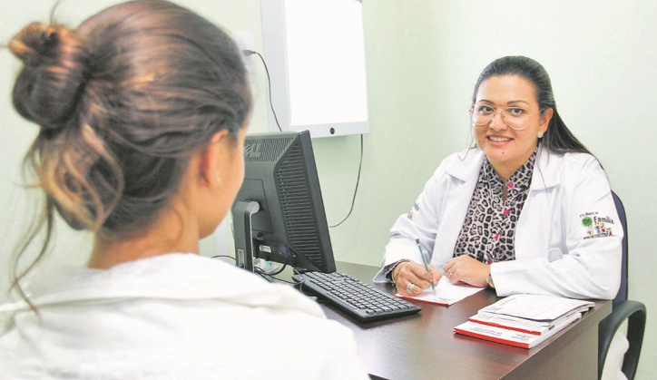 Cássia Aline Goldner, diretora de clínica que atende em Vila Velha, destacou preço acessível e agilidade (Foto: Dayana Souza/AT)