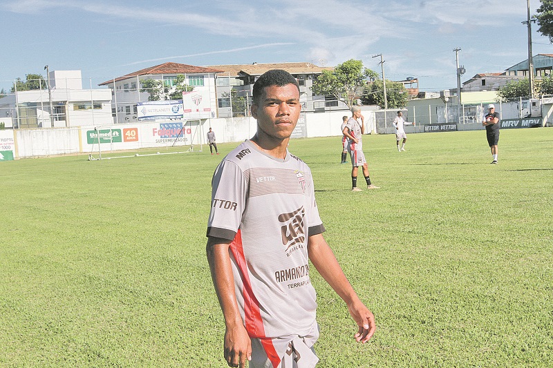 Maicon espera usar sua experiência para ir bem pelo Serra na Copinha (Foto: Leone Iglesias/ AT/ 30/12/2019)