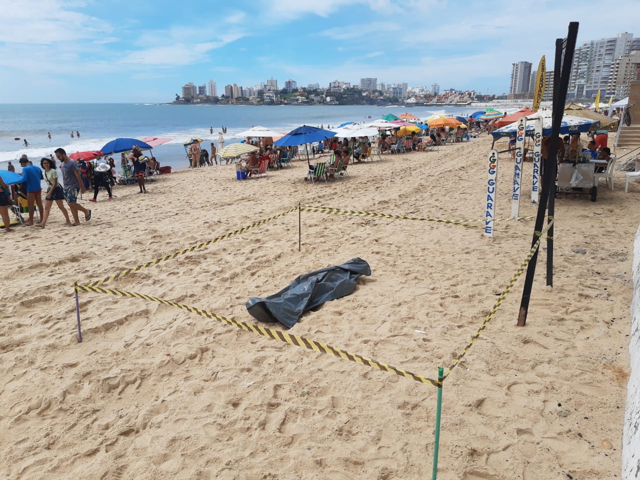 Corpo de idoso foi encontrado na Praia do Morro, em Guarapari (Foto: Roberta Bourguignon)
