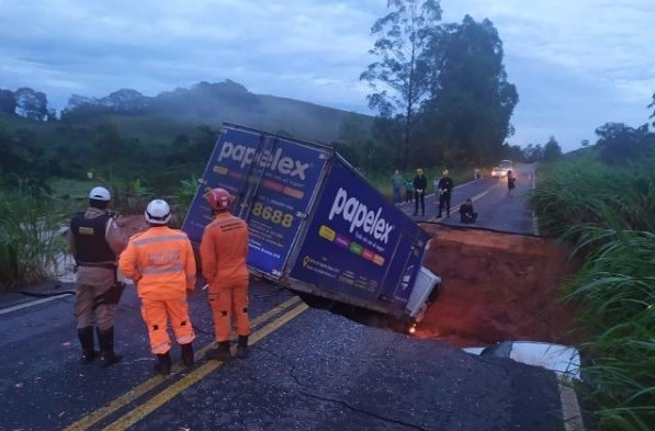 Estrada cedeu durante chuva em MG. (Foto: Reprodução Instagram @jfdepressão)