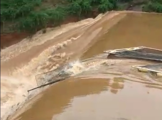 Criação de peixes foi destruída pela correnteza em Alegre. (Foto: Reprodução vídeo)