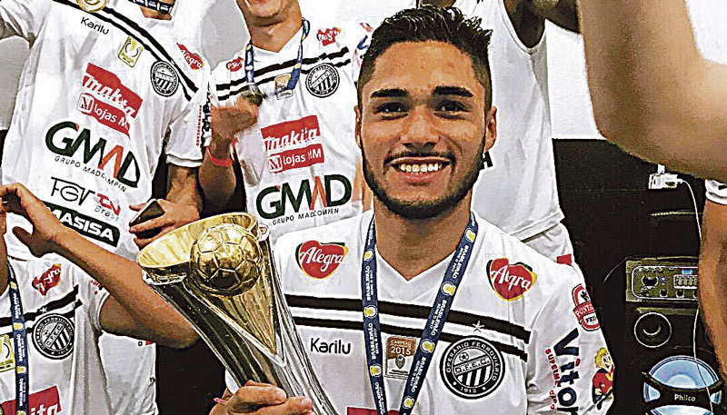 Cristian ergue a taça da Série D conquistada em 2017 no Operário/PR (Foto: Acervo Pessoal)