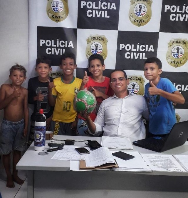 Delegado compra nova bola para meninos em Presidente Dutra. (Foto: Divulgação/Polícia Civil)