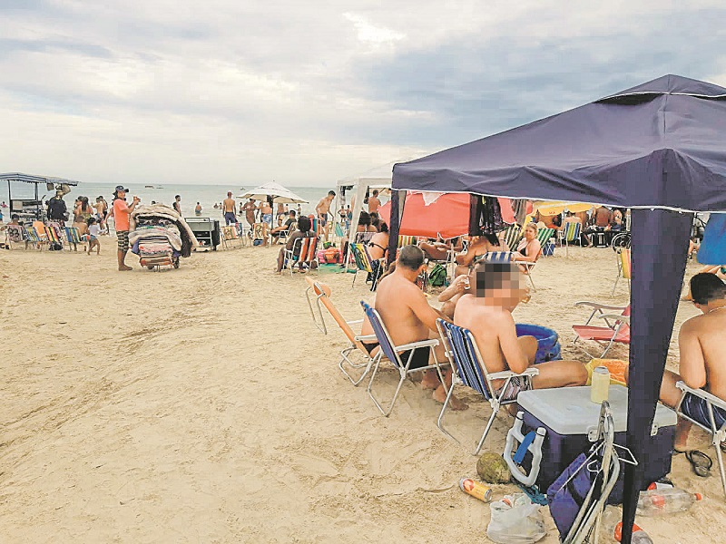 Na Praia do Morro, banhistas montaram tendas na areia, o que é proibido. (Foto: Roberta Bourguignon)
