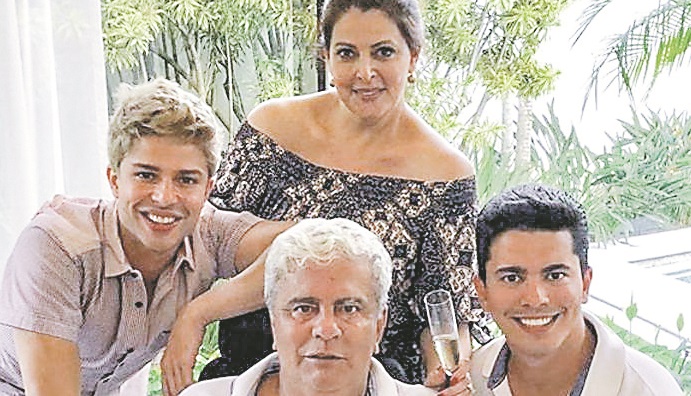 Lembrança com o pai, a mãe Sônia Lima e o irmão Wagner Montes Filho (Foto: Divulgação)