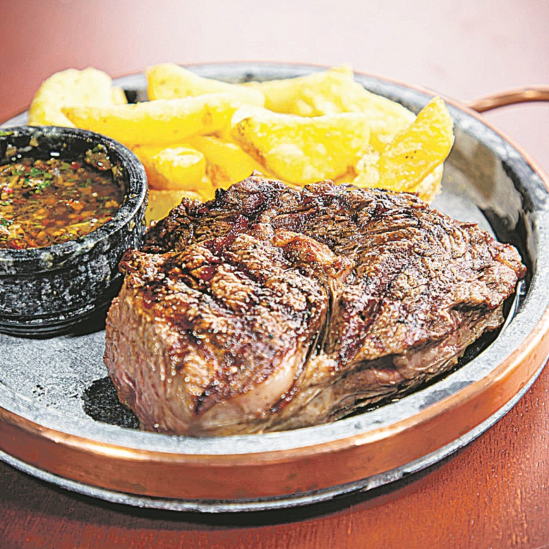Ancho uruguaio com batatas canoa do Doca Pub (Foto: Divulgação)