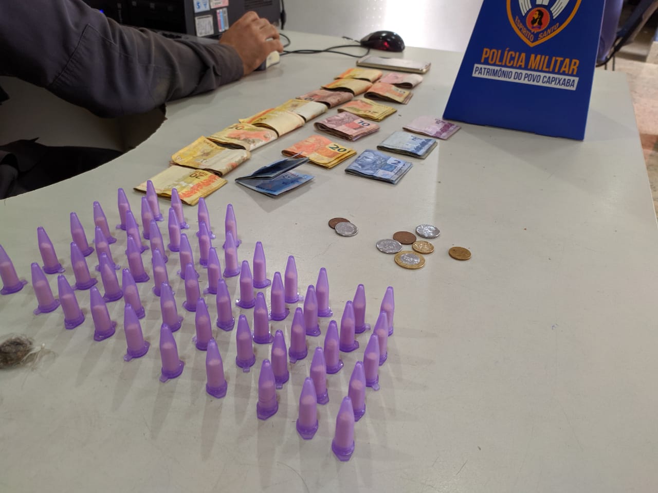 Drogas e dinheiro foram apreendidas com o jovem (Foto: Júlia Afonso / AT)