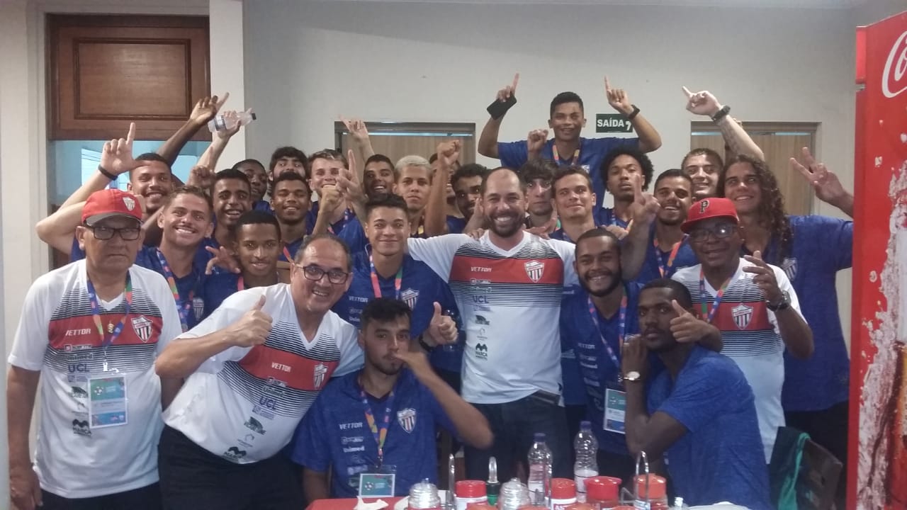 Elenco do Serra comemora a classificação (Foto: Arquivo Pessoal)