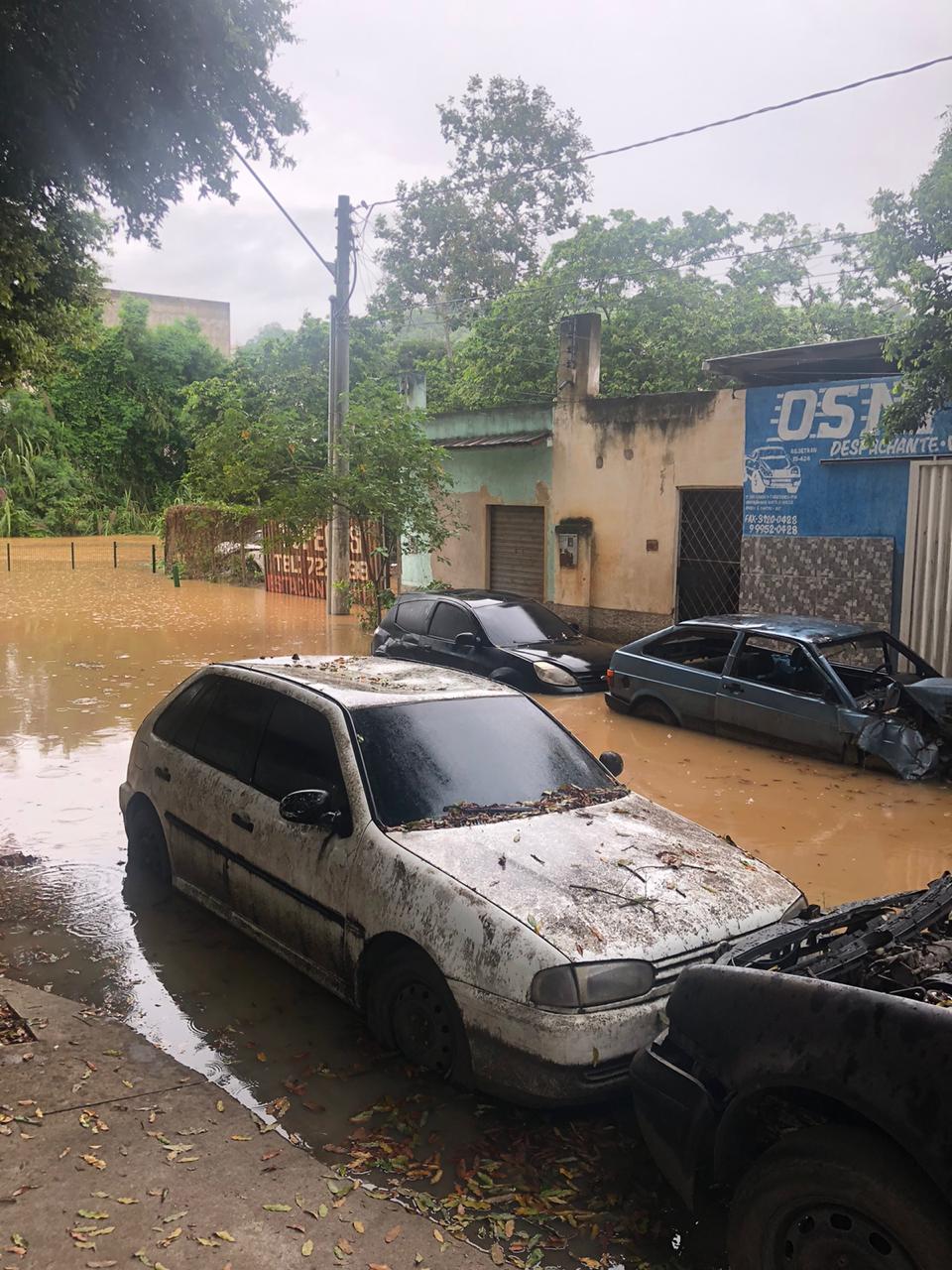 Água já invadiu ruas do bairro Esplanada, em Colatina (Foto: Kario Linhalis)