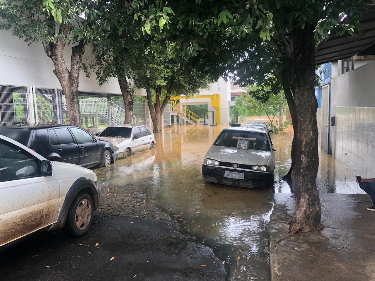 Água já invadiu ruas do bairro Esplanada, em Colatina (Foto: Kario Linhalis)